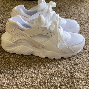 White Nike Huaraches (Boys Size 7Y)